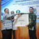 Pemerintah Bone Bolango, saat menerima pengharga andhi Manawa Nugraha Pratama dari Kantor Regional XI Badan Kepegawaian Negara (BKN) Manado Wilayah Sulawesi dan Maluku Utara. (Foto: Humas)