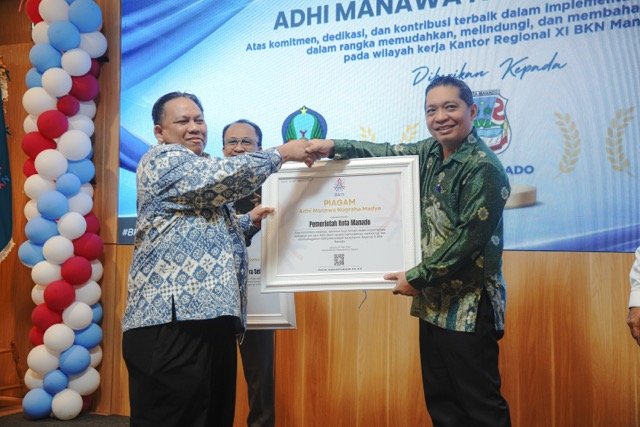 Pemerintah Bone Bolango, saat menerima pengharga andhi Manawa Nugraha Pratama dari Kantor Regional XI Badan Kepegawaian Negara (BKN) Manado Wilayah Sulawesi dan Maluku Utara. (Foto: Humas)
