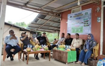 Wakil Ketua DPRD Provinsi Gorontalo, La Ode Haimuddin, bersama Panitia Khusus (Pansus) Ranperda PDRD DPRD Provinsi Gorontalo berdialog dengan pengurus Koperasi Cahaya Sinergi Dengilo dan masyarakat saat kunjungan kerja di Kabupaten Pohuwato guna menyerap aspirasi terkait iuran pertambangan, perizinan, dan penataan sektor pertambangan/Hibata.id