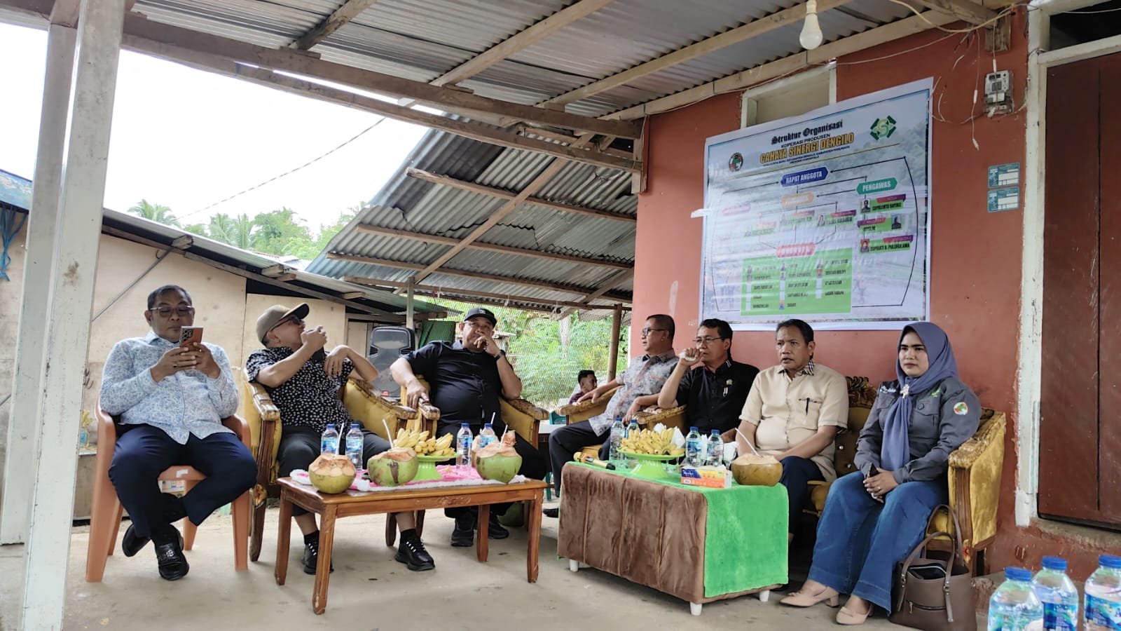 Wakil Ketua DPRD Provinsi Gorontalo, La Ode Haimuddin, bersama Panitia Khusus (Pansus) Ranperda PDRD DPRD Provinsi Gorontalo berdialog dengan pengurus Koperasi Cahaya Sinergi Dengilo dan masyarakat saat kunjungan kerja di Kabupaten Pohuwato guna menyerap aspirasi terkait iuran pertambangan, perizinan, dan penataan sektor pertambangan/Hibata.id