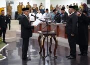 Ketua DPRD Provinsi Gorontalo, Idrus M.T. Mopili, memimpin prosesi pengambilan sumpah dan janji jabatan Aswan Djamaluddin sebagai anggota DPRD Provinsi Gorontalo melalui mekanisme Pengganti Antarwaktu (PAW) sisa masa jabatan 2024–2029, Senin (15/6/2026). Foto: Humas DPRD Gorontalo/Hibata.id