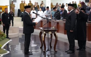 Ketua DPRD Provinsi Gorontalo, Idrus M.T. Mopili, memimpin prosesi pengambilan sumpah dan janji jabatan Aswan Djamaluddin sebagai anggota DPRD Provinsi Gorontalo melalui mekanisme Pengganti Antarwaktu (PAW) sisa masa jabatan 2024–2029, Senin (15/6/2026). Foto: Humas DPRD Gorontalo/Hibata.id