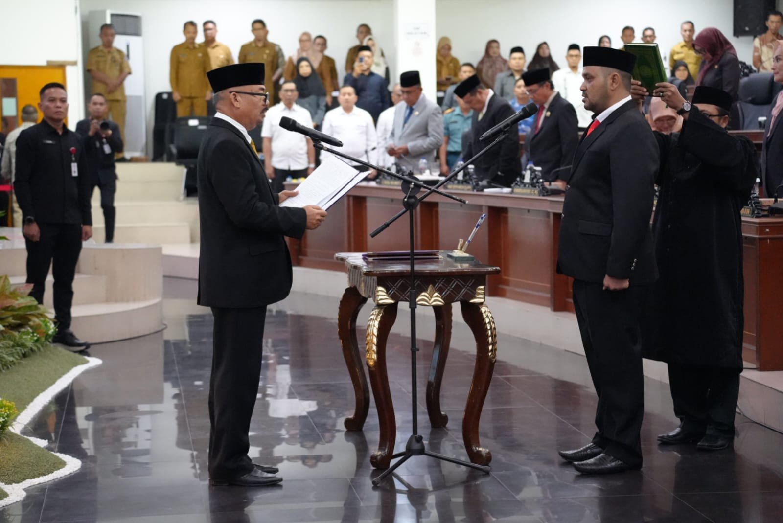 Ketua DPRD Provinsi Gorontalo, Idrus M.T. Mopili, memimpin prosesi pengambilan sumpah dan janji jabatan Aswan Djamaluddin sebagai anggota DPRD Provinsi Gorontalo melalui mekanisme Pengganti Antarwaktu (PAW) sisa masa jabatan 2024–2029, Senin (15/6/2026). Foto: Humas DPRD Gorontalo/Hibata.id