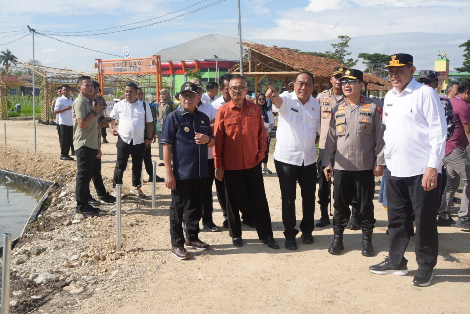 Ketua DPRD Gorontalo Idrus MT Mopili bersama Gubernur Gusnar Ismail meninjau kesiapan lokasi PENAS XVII Petani dan Nelayan di Kabupaten Gorontalo/Hibata.id