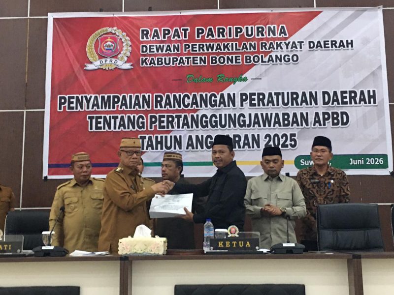 Bupati Bone Bolango Ismet Mile menyampaikan Ranperda Pertanggungjawaban APBD Tahun Anggaran 2025 kepada DPRD/Hibata.id