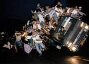 Foto Truk Bonek Terguling yang Mengharumkan Indonesia di World Press Photo 1996. Karya fotografer Jawa Pos, Sholihuddin/Hibata.id
