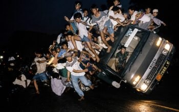 Foto Truk Bonek Terguling yang Mengharumkan Indonesia di World Press Photo 1996. Karya fotografer Jawa Pos, Sholihuddin/Hibata.id
