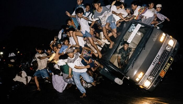 Foto Truk Bonek Terguling yang Mengharumkan Indonesia di World Press Photo 1996