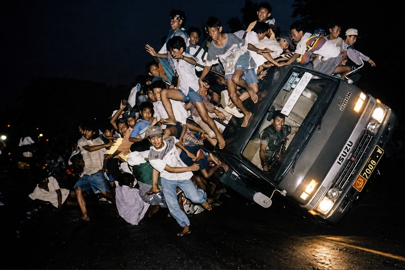 Foto Truk Bonek Terguling yang Mengharumkan Indonesia di World Press Photo 1996. Karya fotografer Jawa Pos, Sholihuddin/Hibata.id
