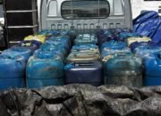 Polres Pohuwato mengamankan mobil pikap yang diduga mengangkut solar bersubsidi di Kecamatan Buntulia. Polisi menyita 40 galon solar dan mengamankan seorang pengemudi untuk pemeriksaan/Hibata.id