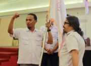 Ketua SMSI Gorontalo, Irwanto Achmad, menyerahkan bendera pataka sebagai simbol amanah dan tanggung jawab kepada pengurus SMSI kabupaten dan kota se-Gorontalo pada Musda II SMSI Gorontalo di Hotel Fox Gorontalo, Sabtu (13/6/2026)/Hibata.id