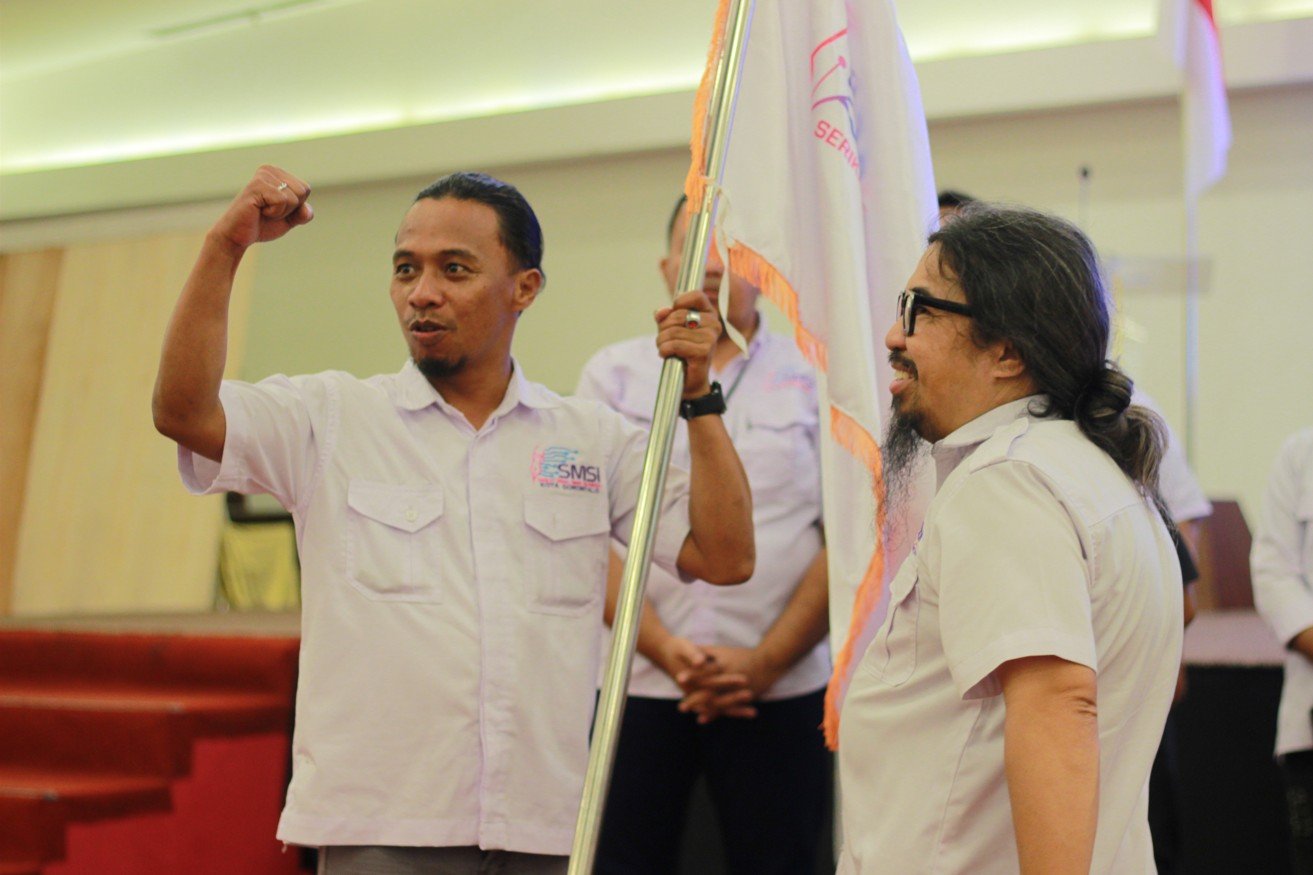 Ketua SMSI Gorontalo, Irwanto Achmad, menyerahkan bendera pataka sebagai simbol amanah dan tanggung jawab kepada pengurus SMSI kabupaten dan kota se-Gorontalo pada Musda II SMSI Gorontalo di Hotel Fox Gorontalo, Sabtu (13/6/2026)/Hibata.id
