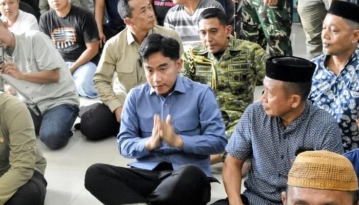 Momen Gibran Berbaur dengan Jamaah Masjid Nurul Falah Gorontalo