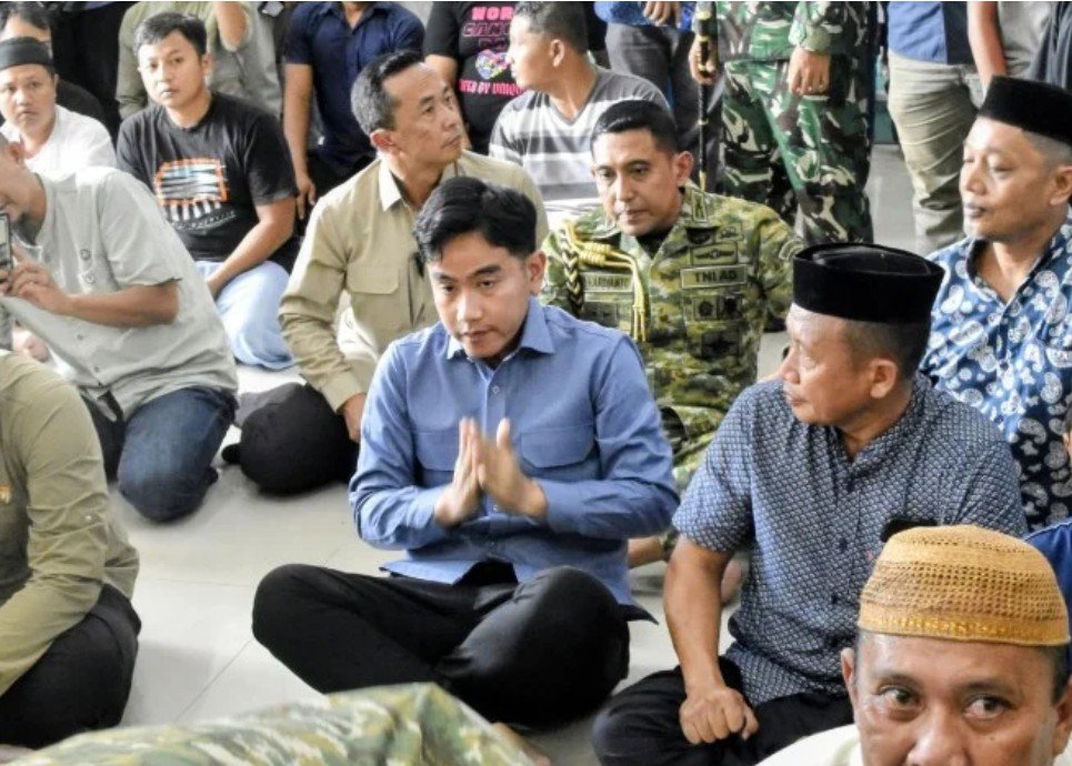 Wapres Gibran Rakabuming Raka melaksanakan Salat Jumat bersama warga di Kabupaten Gorontalo, menyapa jamaah dan membagikan bantuan menjelang pembukaan PENAS KTNA XVII Tahun 2026/Hibata.id