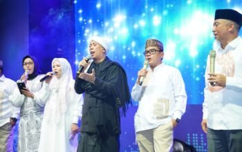 Kepala Bank Indonesia Perwakilan Gorontalo bersama Wakil Gubernur Gorontalo dan jajaran pemerintah daerah bernyanyi bersama artis religi Opick pada malam penutupan Pekan Ekonomi Syariah Gorontalo dan Sinergi Akselerasi Digitalisasi Gorontalo (PESONA-SERLIGO) 2026 di Taman Budaya Limboto, Kabupaten Gorontalo, Senin (22/6/2026).