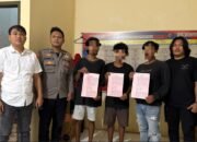 Tiga tersangka kasus dugaan Pertambangan Emas Tanpa Izin (PETI) di Desa Teratai menerima surat penetapan tersangka dari penyidik Satreskrim Polres Pohuwato, Senin (29/6/2026)/Hibata.id