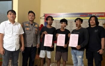 Tiga tersangka kasus dugaan Pertambangan Emas Tanpa Izin (PETI) di Desa Teratai menerima surat penetapan tersangka dari penyidik Satreskrim Polres Pohuwato, Senin (29/6/2026)/Hibata.id