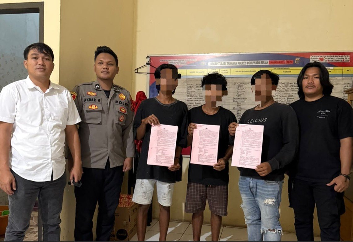 Tiga tersangka kasus dugaan Pertambangan Emas Tanpa Izin (PETI) di Desa Teratai menerima surat penetapan tersangka dari penyidik Satreskrim Polres Pohuwato, Senin (29/6/2026)/Hibata.id