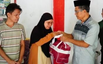 Pemerintah Kota Gorontalo bergerak cepat menyalurkan bantuan bagi korban kebakaran yang terjadi di Kelurahan Pohe, Kecamatan Hulonthalangi. (Foto: Humas Pemkot Gorontalo)