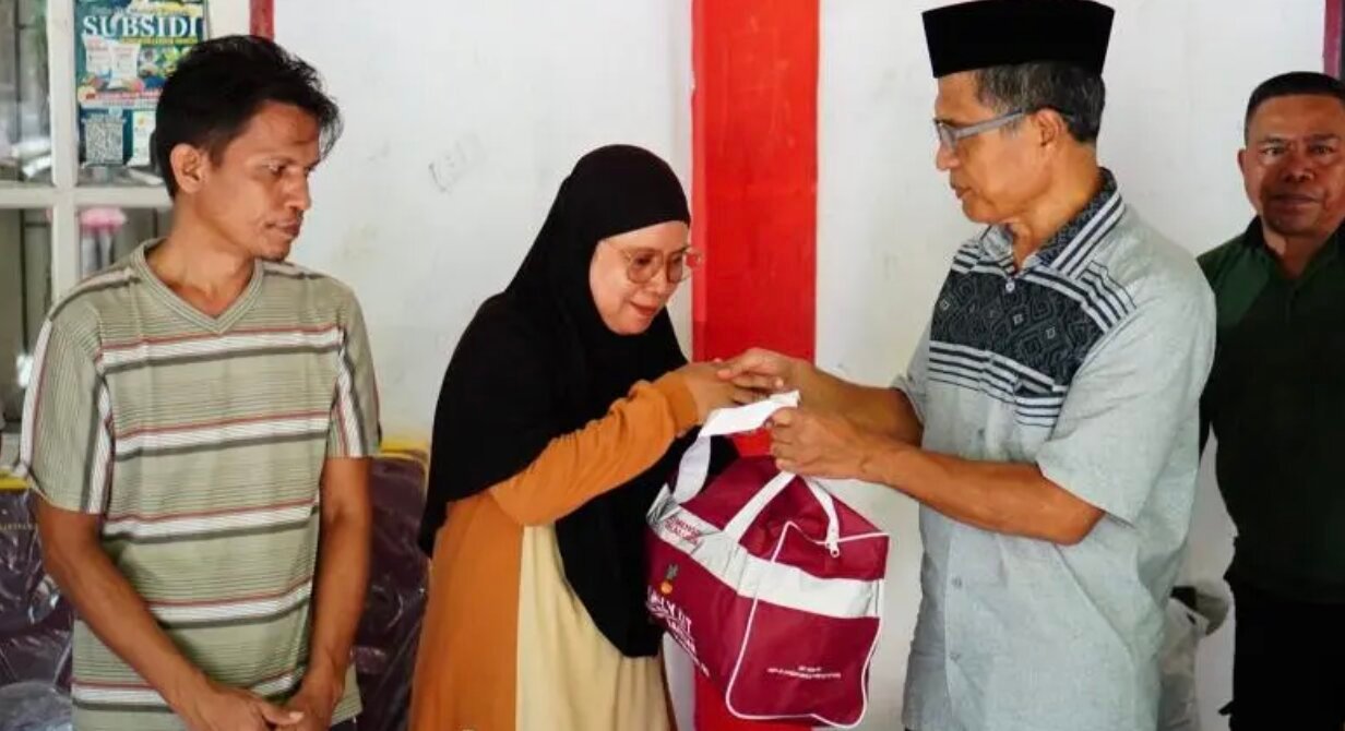Pemerintah Kota Gorontalo bergerak cepat menyalurkan bantuan bagi korban kebakaran yang terjadi di Kelurahan Pohe, Kecamatan Hulonthalangi. (Foto: Humas Pemkot Gorontalo)