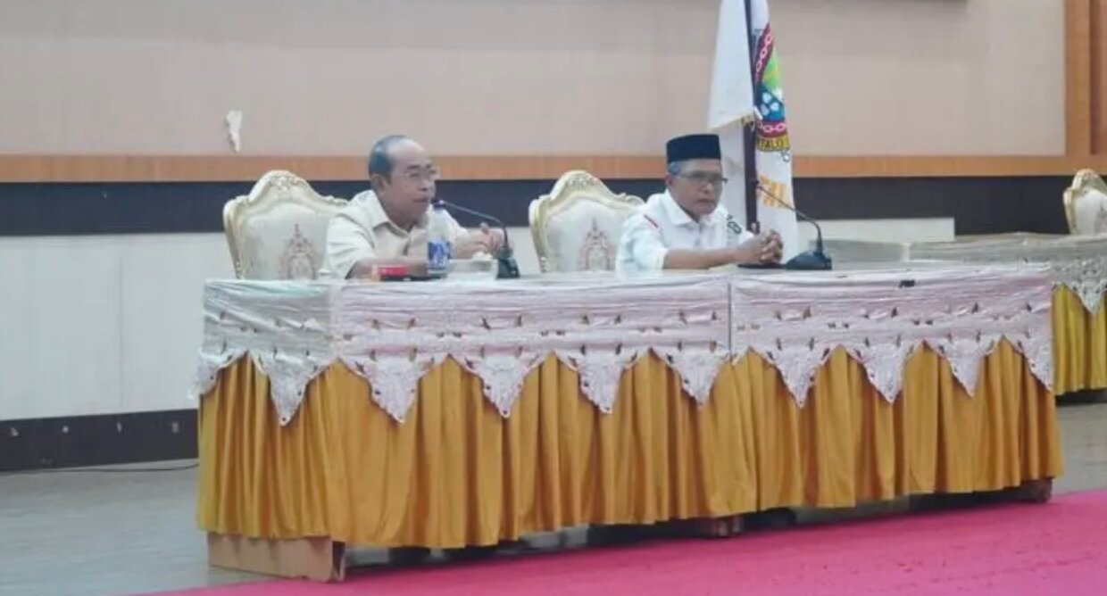 Wali Kota Gorontalo Adhan Dambea saat saat rapat koordinasi bersama pengurus LPM dari sejumlah kelurahan dan kecamatan di Bandhayo Lo Yiladia (BLY), Rabu (3/6/2026). (Foto: Humas Pemkot Gorontalo)