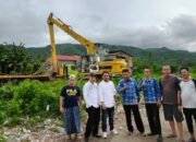 Respons cepat ditunjukkan Wali Kota Gorontalo, Adhan Dambea, terhadap keluhan warga mengenai tumpukan eceng gondok yang menyumbat aliran Sungai Bulango di wilayah Kelurahan Biawu dan Biawao. (Foto: Humas Pemkot Gorontalo)