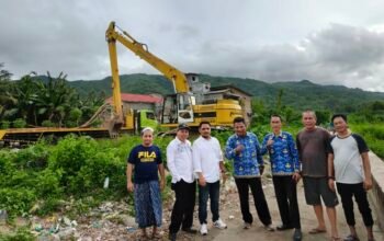 Respons cepat ditunjukkan Wali Kota Gorontalo, Adhan Dambea, terhadap keluhan warga mengenai tumpukan eceng gondok yang menyumbat aliran Sungai Bulango di wilayah Kelurahan Biawu dan Biawao. (Foto: Humas Pemkot Gorontalo)