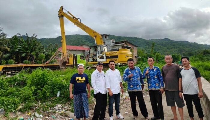 Sehari Setelah Dikeluhkan Warga, Eceng Gondok di Sungai Bulango Langsung Dibersihkan
