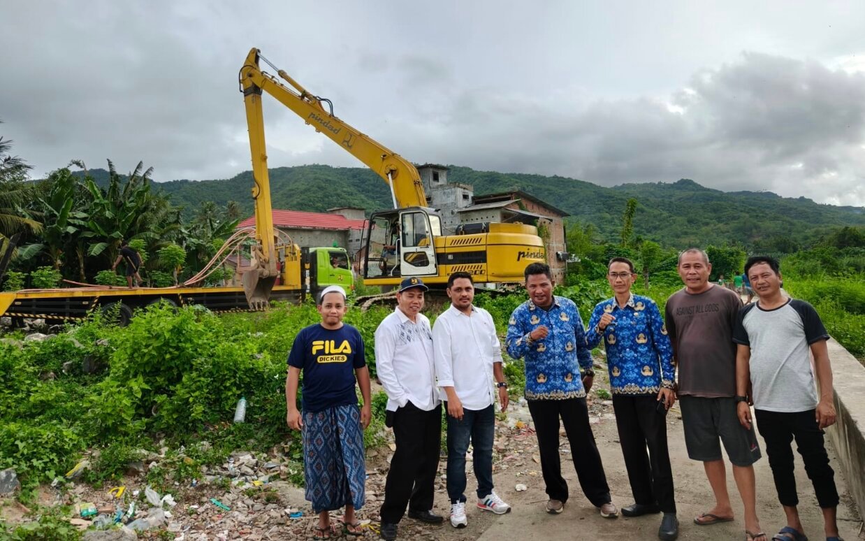 Respons cepat ditunjukkan Wali Kota Gorontalo, Adhan Dambea, terhadap keluhan warga mengenai tumpukan eceng gondok yang menyumbat aliran Sungai Bulango di wilayah Kelurahan Biawu dan Biawao. (Foto: Humas Pemkot Gorontalo)