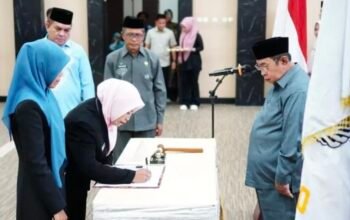 Wali Kota Gorontalo, Adhan Dambea saat melantik melantik 66 pejabat administrator dan pengawas di lingkungan Pemerintah Kota Gorontalo, Jumat, 5 Juni 2026. (Foto: Humas Pemkot Gorontalo)