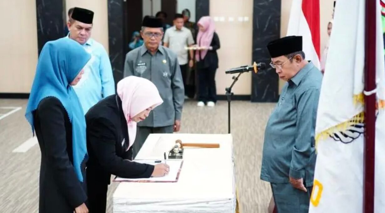 Wali Kota Gorontalo, Adhan Dambea saat melantik melantik 66 pejabat administrator dan pengawas di lingkungan Pemerintah Kota Gorontalo, Jumat, 5 Juni 2026. (Foto: Humas Pemkot Gorontalo)