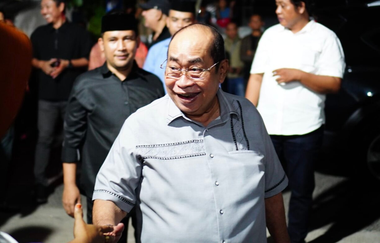 Wali Kota Gorontalo, Adhan Dambea saat saat menghadiri silaturahmi antara Pemerintah Kota Gorontalo dan warga Kelurahan Liluwo, Kecamatan Kota Tengah, Jumat malam, 5 Juni 2026. (Foto: Humas Pemkot Gorontalo)