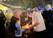 Wali Kota Gorontalo, Adhan Dambea, mendapat kejutan ulang tahun ke-68 dari para pelaku UMKM dan jajaran organisasi perangkat daerah (OPD). (Foto: Humas Pemkot Gorontalo)