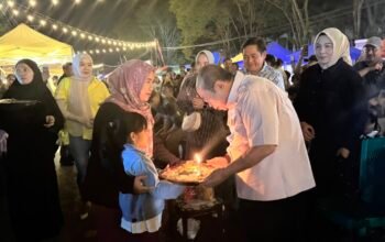 Wali Kota Gorontalo, Adhan Dambea, mendapat kejutan ulang tahun ke-68 dari para pelaku UMKM dan jajaran organisasi perangkat daerah (OPD). (Foto: Humas Pemkot Gorontalo)