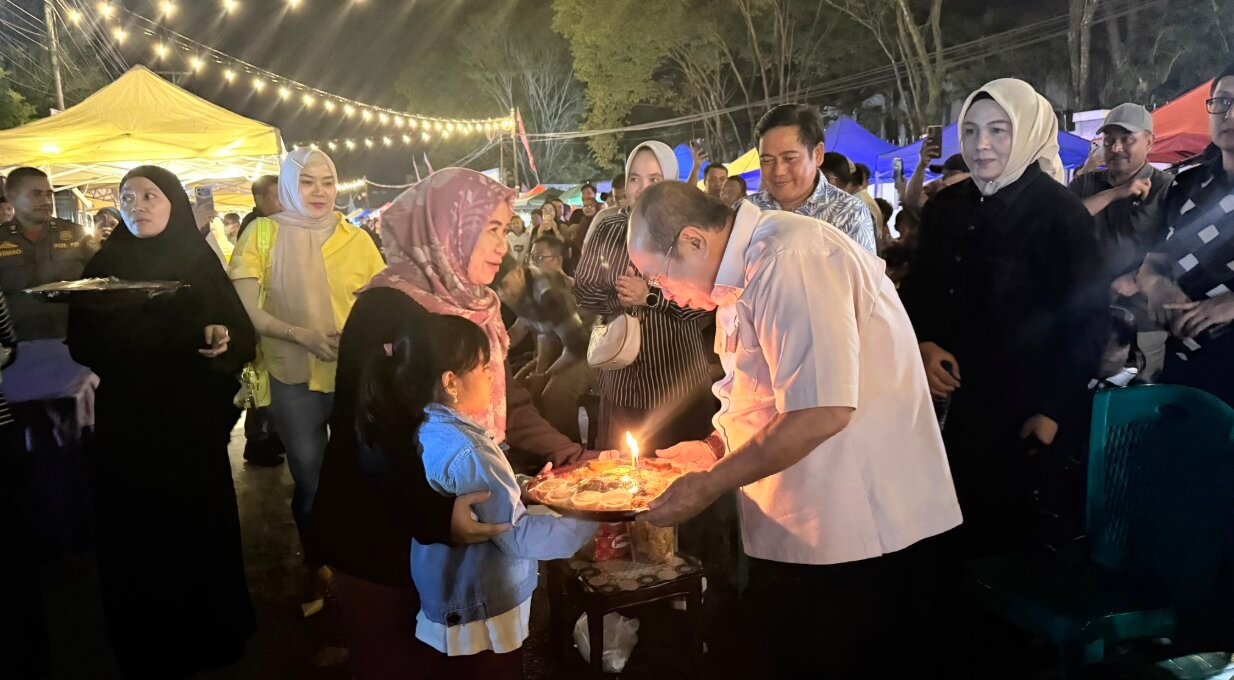 Wali Kota Gorontalo, Adhan Dambea, mendapat kejutan ulang tahun ke-68 dari para pelaku UMKM dan jajaran organisasi perangkat daerah (OPD). (Foto: Humas Pemkot Gorontalo)