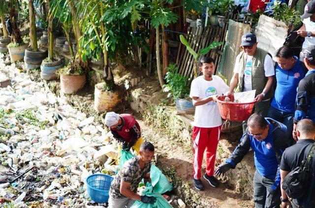Wakil Wali Kota Gorontalo, Indra Gobel, turun langsung memantau aksi bersih sungai dan penanaman pohon dalam rangka memperingati Hari Lingkungan Hidup Sedunia 2026, Sabtu, 13 Juni 2026. (Foto: Humas)