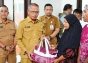 Pemerintah Kota Gorontalo bergerak cepat menyalurkan bantuan kepada warga yang terdampak kebakaran di Kelurahan Wumialo, Kecamatan Kota Tengah, Senin, 15 Juni 2026. (Foto: Humas)