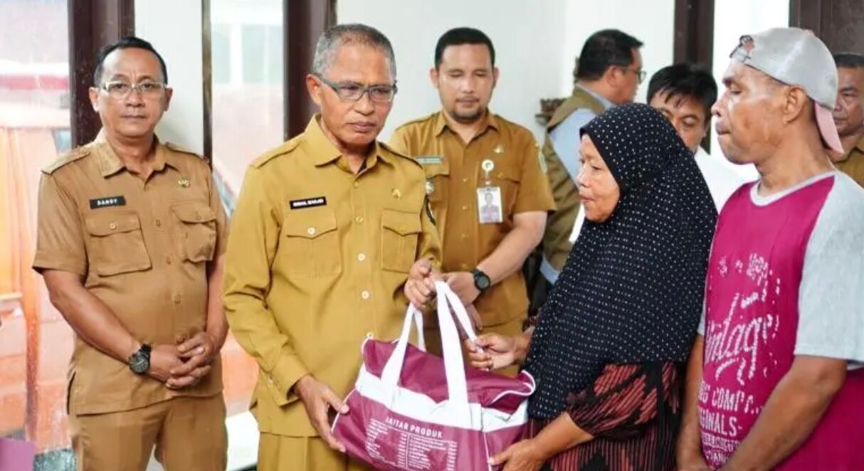 Pemerintah Kota Gorontalo bergerak cepat menyalurkan bantuan kepada warga yang terdampak kebakaran di Kelurahan Wumialo, Kecamatan Kota Tengah, Senin, 15 Juni 2026. (Foto: Humas)