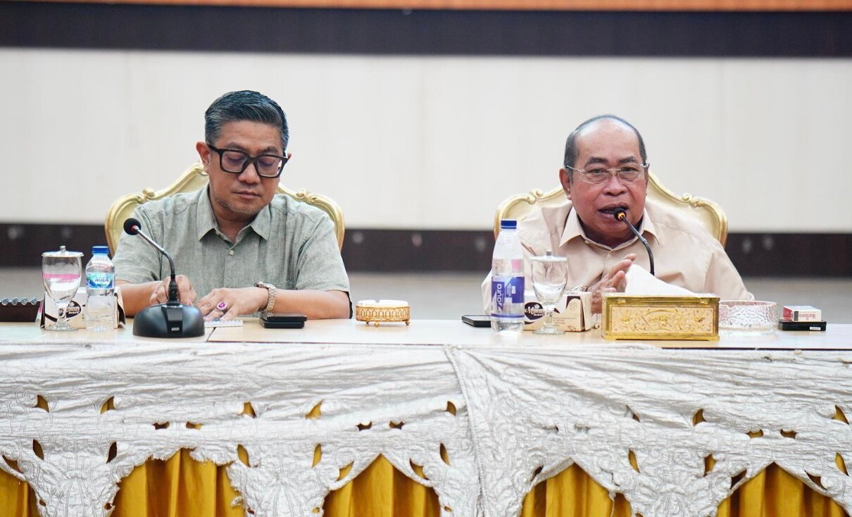Wali Kota Gorontalo Adhan Dambea dan didampingi Wakil Wali Kota Gorontalo Indra Gobel dalam Rapat Koordinasi dan Evaluasi (Rakorev) terkait penyelesaian lahan di kawasan Eks Terminal Andalas 1942 atau Eks Terminal 42, Selasa, 16 Juni 2026, di Bandhayo Lo Yiladia (BLY). (Foto: Humas)