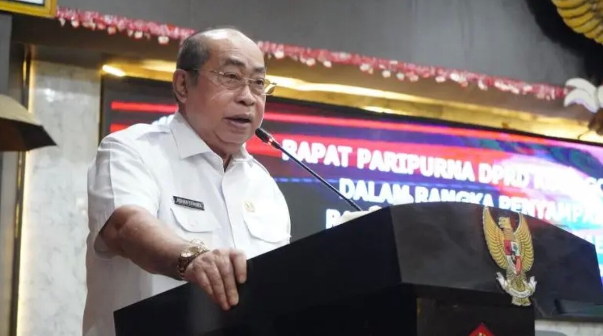 Wali Kota Gorontalo, Adhan Dambea, dalam Rapat Paripurna DPRD Kota Gorontalo saat pembahasan pertanggungjawaban pelaksanaan APBD Tahun Anggaran 2025, Rabu, 17 Juni 2026. (Foto: Humas)