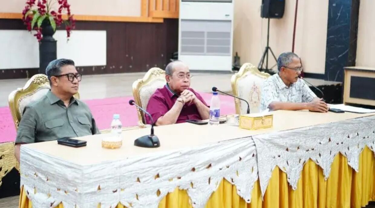Wali Kota Gorontalo, Adhan Dambea saat memimpin Rapat Koordinasi dan Evaluasi (Rakorev) Penyelenggaraan Pemerintahan, Pembangunan, dan Kemasyarakatan yang berlangsung di Bandhayo Lo Yiladia (BLY), Rabu, 17 Juni 2026. (Foto: Humas)