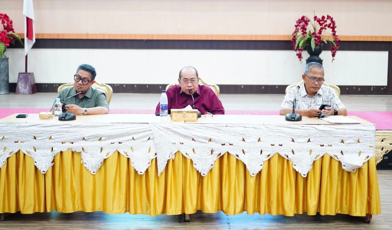 Wali Kota Gorontalo, Adhan Dambea dalam Rapat Koordinasi dan Evaluasi (Rakorev) Penyelenggaraan Pemerintahan, Pembangunan, dan Kemasyarakatan di Bandhayo Lo Yiladia (BLY), Rabu, 17 Juni 2026. (Foto: Humas)