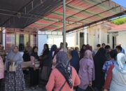 Warga berbelanja kebutuhan pokok pada kegiatan pasar murah non subsidi yang digelar Pemerintah Kota Gorontalo melalui Dinas Perdagangan dan Perindustrian di halaman Kantor Lurah Dembe I, Kecamatan Kota Barat, Jumat (19/6/2026), dalam rangka menyambut Festival Apangi 2026. (Foto: Humas)