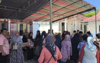 Warga berbelanja kebutuhan pokok pada kegiatan pasar murah non subsidi yang digelar Pemerintah Kota Gorontalo melalui Dinas Perdagangan dan Perindustrian di halaman Kantor Lurah Dembe I, Kecamatan Kota Barat, Jumat (19/6/2026), dalam rangka menyambut Festival Apangi 2026. (Foto: Humas)