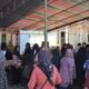 Warga berbelanja kebutuhan pokok pada kegiatan pasar murah non subsidi yang digelar Pemerintah Kota Gorontalo melalui Dinas Perdagangan dan Perindustrian di halaman Kantor Lurah Dembe I, Kecamatan Kota Barat, Jumat (19/6/2026), dalam rangka menyambut Festival Apangi 2026. (Foto: Humas)