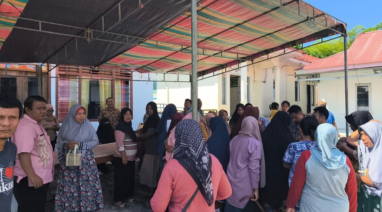 Warga berbelanja kebutuhan pokok pada kegiatan pasar murah non subsidi yang digelar Pemerintah Kota Gorontalo melalui Dinas Perdagangan dan Perindustrian di halaman Kantor Lurah Dembe I, Kecamatan Kota Barat, Jumat (19/6/2026), dalam rangka menyambut Festival Apangi 2026. (Foto: Humas)