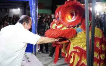 Atraksi barongsai dan samrah mewarnai pembukaan Festival Kuliner Kota Tua atau Street Food Jilid III yang digelar di kawasan Jalan Jenderal Suprapto, Kelurahan Biawao, Kecamatan Kota Selatan, Sabtu malam, 20 Juni 2026. (Foto: Humas)