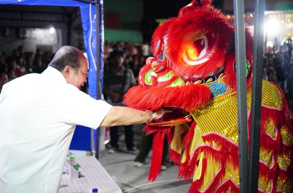 Atraksi barongsai dan samrah mewarnai pembukaan Festival Kuliner Kota Tua atau Street Food Jilid III yang digelar di kawasan Jalan Jenderal Suprapto, Kelurahan Biawao, Kecamatan Kota Selatan, Sabtu malam, 20 Juni 2026. (Foto: Humas)