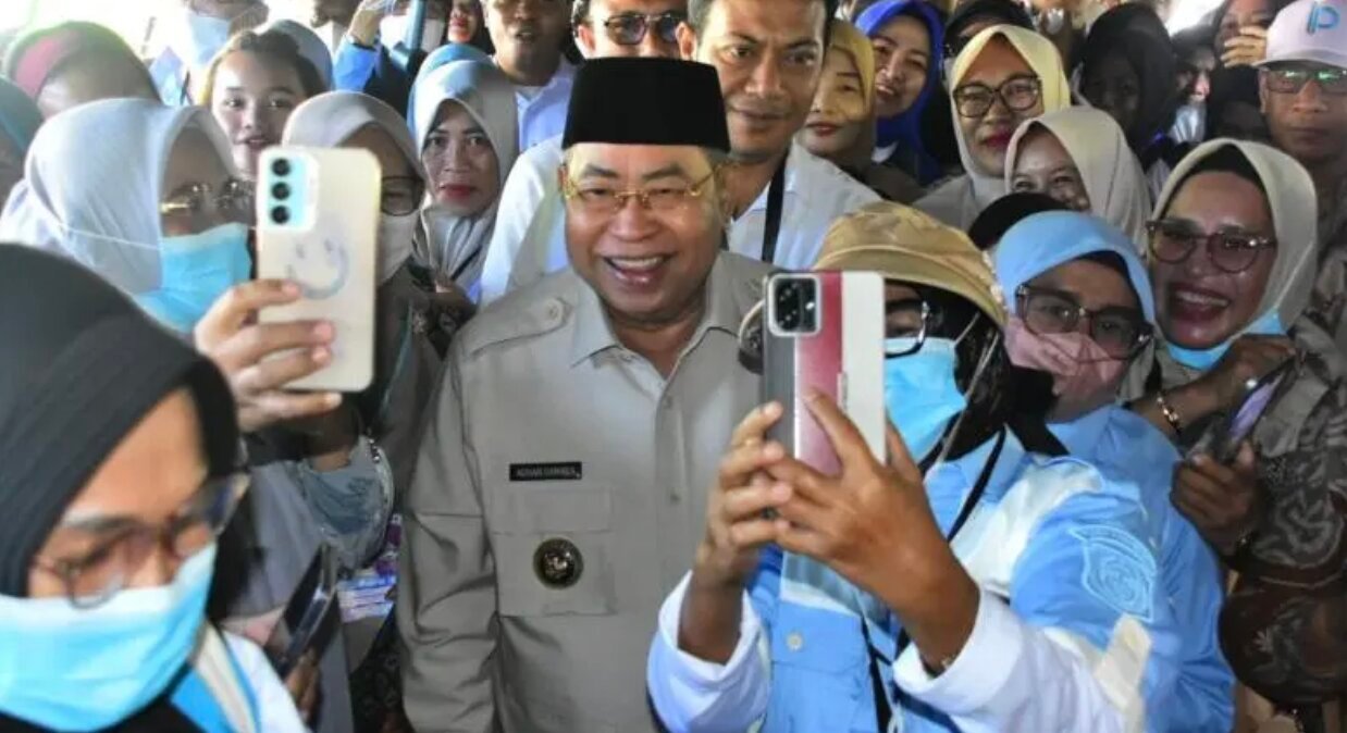 Kehadiran Wali Kota Gorontalo, Adhan Dambea, pada puncak Pekan Nasional (PENAS) XVII Petani dan Nelayan di Kabupaten Gorontalo, Rabu (24/6/2026), menjadi salah satu momen yang paling menyita perhatian ribuan peserta dan masyarakat. (Foto: Humas)