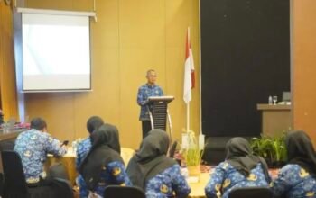 Sekretaris Daerah Kota Gorontalo, Ismail Madjid saat membuka pelaksanaan Bimbingan Teknis (Bimtek) Kelompok Kerja Operasional (Pokjanal) Posyandu tingkat Kota Gorontalo di Grand Q Hotel, Kamis (25/6/2026). (Foto: Humas)